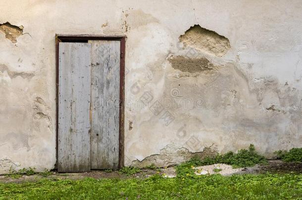 老的木制的门和老的墙