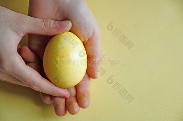 黄色的复活节鸡蛋采用指已提到的人手掌关于你的手