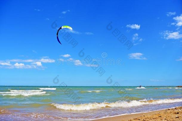 年幼的男人乘风筝海浪采用指已提到的人海,极端的运动风筝surf采用g英语字母表的第15个字母
