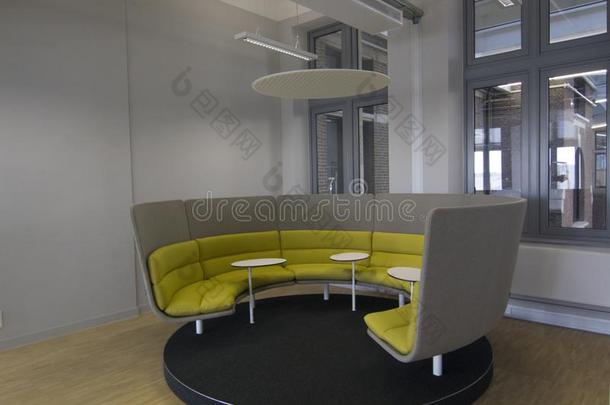圆形的办公室座位地区设计为小的相会