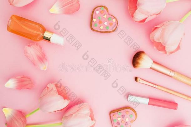 框<strong>架</strong>和郁金香花和<strong>美容</strong>品,甜饼干向粉红色的彩色粉笔