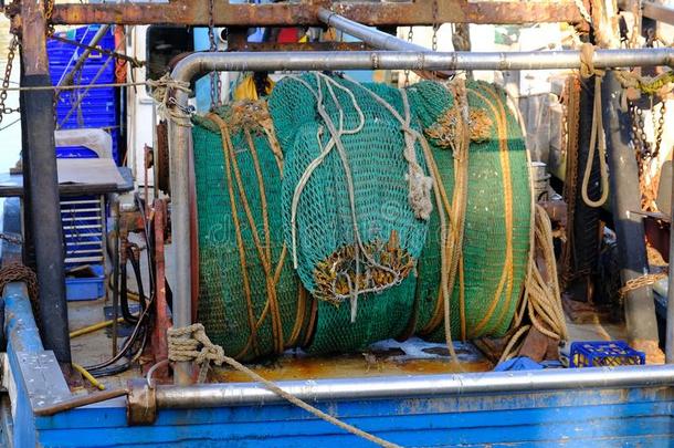 包金箔的在上面绿色的捕鱼网向深的海拖网渔船