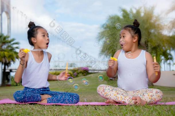 幸福的时间关于友情,两个女孩小孩姐<strong>妹</strong>比赛<strong>肥</strong>皂泡