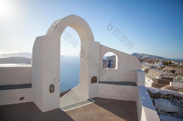 白色的建筑学向圣托里尼岛,希腊.