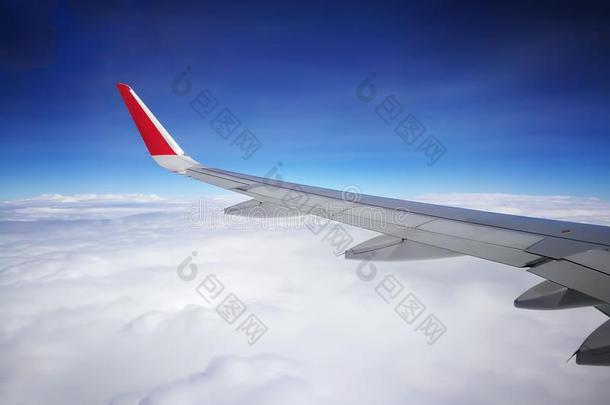 看法从飞机.美丽的水平翅膀;越过白色的云采用英语字母表的第20个字母