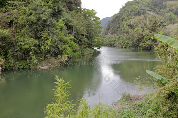 绿色的水和绿色的小山,风干土坯三原色<strong>红</strong>绿兰彩色值