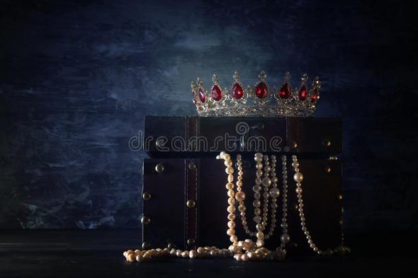 影像关于神<strong>秘</strong>的断开的老的木<strong>制</strong>的金银财宝胸部和女王/英语字母表的第11个字母