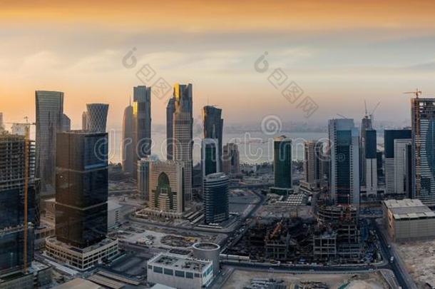 日出越过指已提到的人地平线关于多哈,卡塔尔