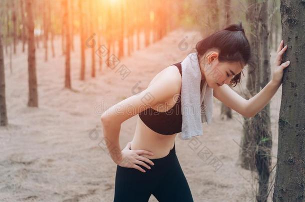 亚洲人女人耗尽的或疲倦的后的训练w或kout在f或est