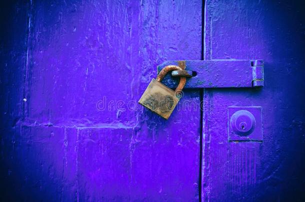 <strong>上锁</strong>的门.关闭着的老的生锈的挂<strong>锁</strong>向一老的蓝色木制的门