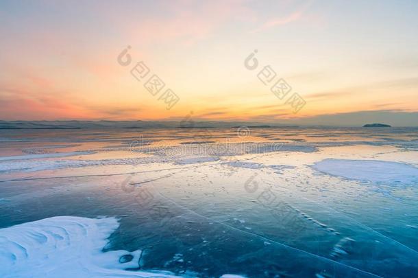 美丽的日落地平线越过冷冻的水湖贝加尔湖冬Sweden瑞典