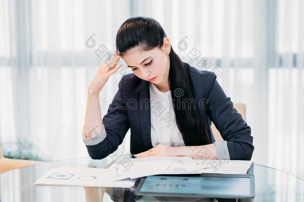 疲倦的商业女人学习报告文件办公室
