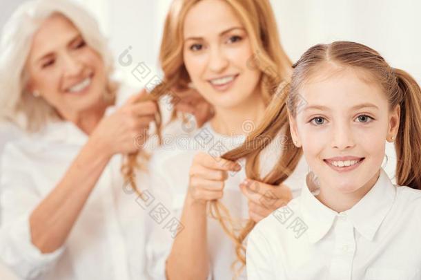 值得崇拜的女孩享有家庭发型时间在家