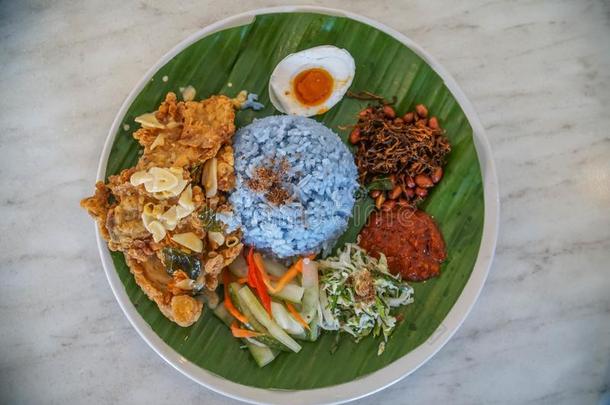 米饭凯拉布-传统的马来西亚人盘