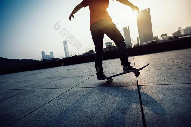 滑板运动员木头支架滑板运动在日出城市