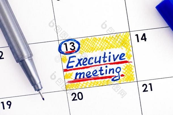 令人回忆起的东西总经理会议采用日历和蓝色笔.