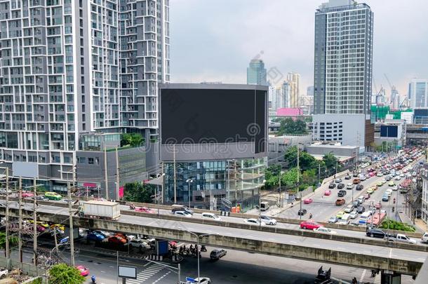 大大地广告牌向建筑物和水泄不通的交通采用扇形棕榈细纤维