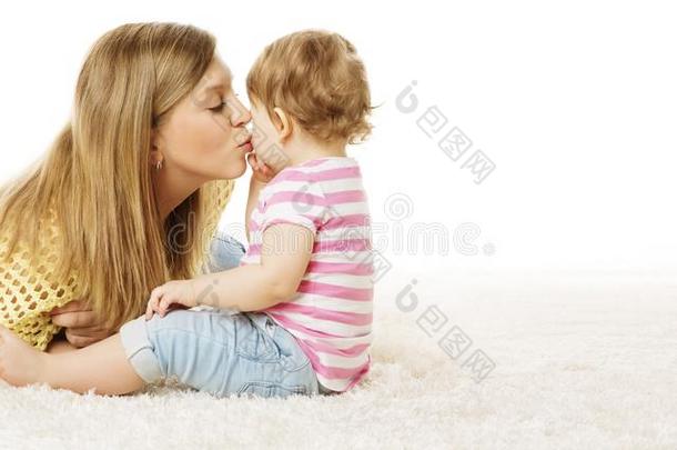 母亲接吻她女儿,婴儿小孩接吻ing妈妈,幸福的婴儿