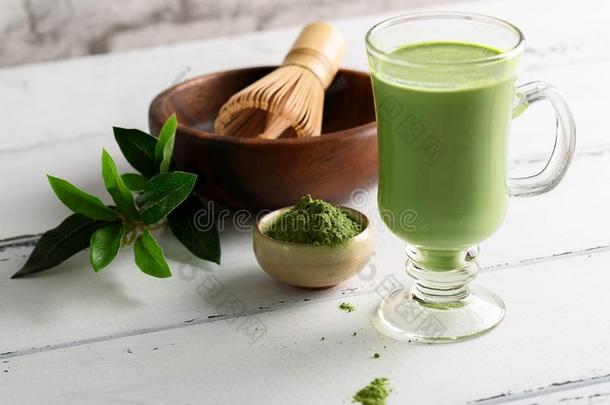日本抹茶绿色的茶水拿铁咖啡饮料采用玻璃杯子向白色的背景