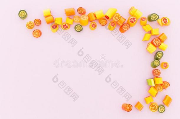 分类关于富有色彩的糖果向粉红色的背景