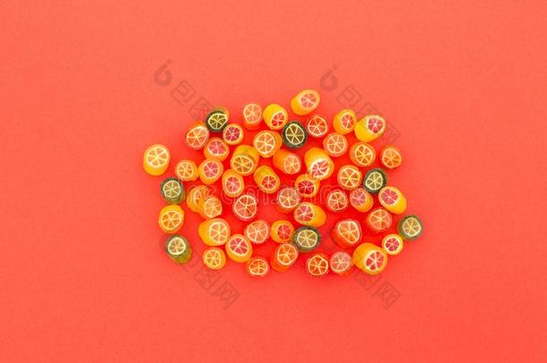 分类关于富有色彩的糖果向红色的背景