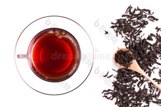 马克杯和黑的调<strong>制茶</strong>水和茶水树叶在附近的