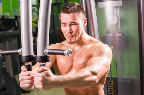 健康-强大的肌肉的男人做举重采用健身房