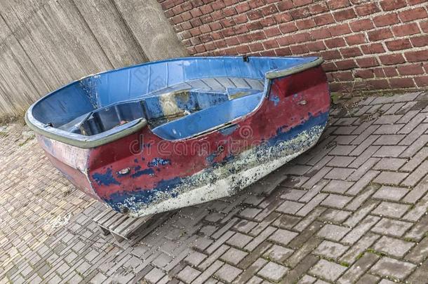老的生锈的有色的钢小船