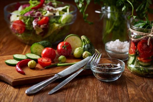 美味的蔬菜沙拉采用罐子和新鲜的vegetables蔬菜向cutt采用gbowel肠