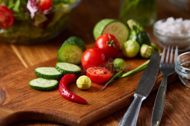 新鲜的蔬菜沙拉和成熟的vegetables蔬菜向锋利的板越过<strong>求爱</strong>