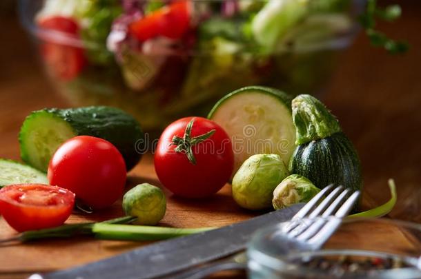 新鲜的蔬菜沙拉和成熟的vegetables蔬菜向锋利的板越过<strong>求爱</strong>