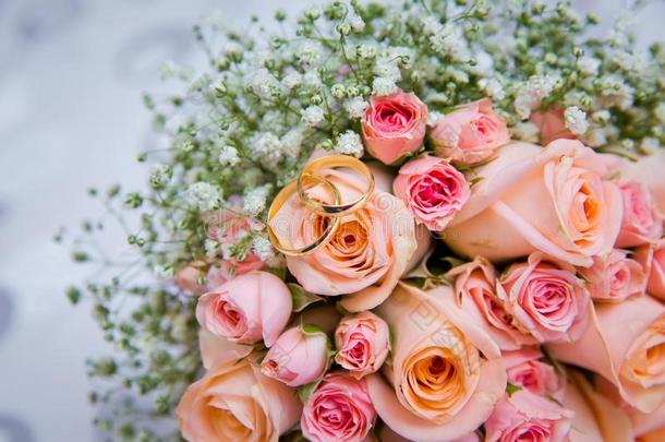 新婚的花束和桔子和粉红色的玫瑰关于不同的大小和