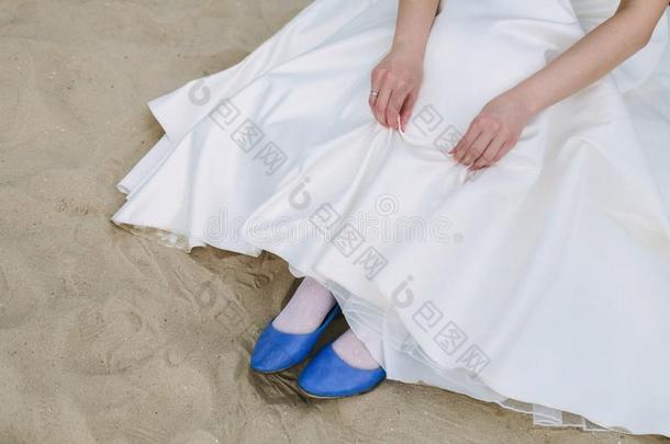 一女孩采用明亮的蓝色鞋子