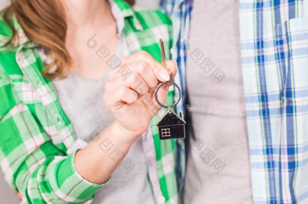 特写镜头关于对佃户租种的土地钥匙戒指向他们的新的房屋