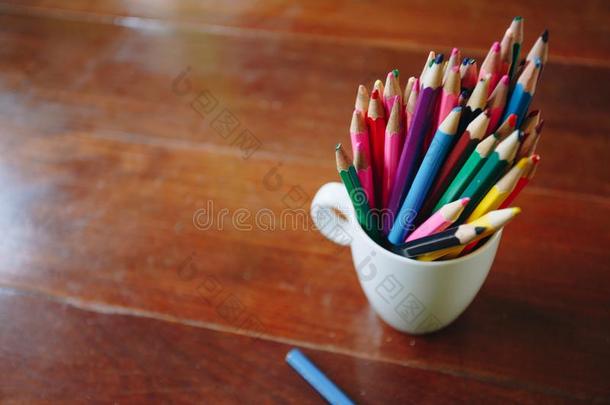 有色的铅笔采用一gl一ss向木制的b一ckground
