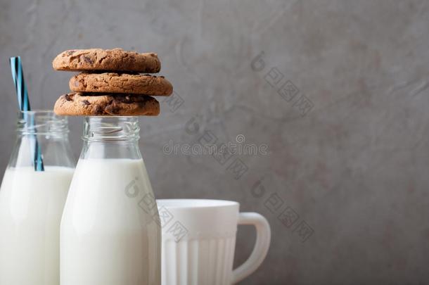 两个瓶子关于奶和巧克力碎片甜饼干向黑暗的后座