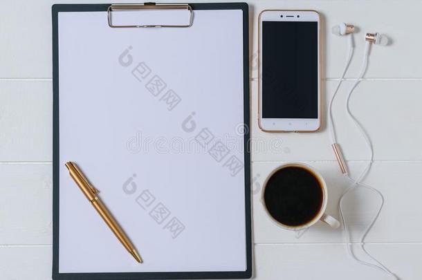 笔记簿和笔,咖啡豆,智能手机和<strong>耳机</strong>向一白色的