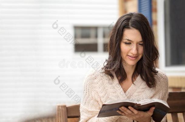幸福的女人一次在外面阅读.