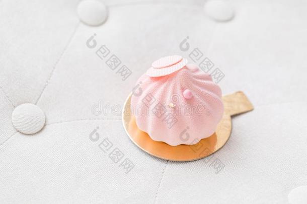 彩色粉笔粉红色的蛋糕向白色的表.小的餐后甜食serve的过去式和茶水