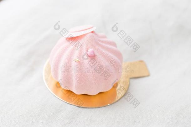 彩色粉笔粉红色的蛋糕向白色的表.小的餐后甜食serve的过去式和茶水