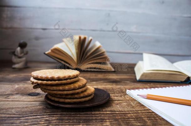 甜饼干敞开的书铅笔note书