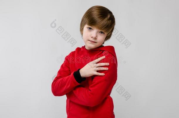 漂亮的确信的严肃的高加索人小的男孩采用红色的毛衣和