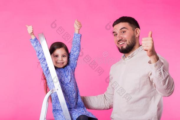 父亲和他的婴儿<strong>女儿</strong>给看<strong>拇指</strong>在上面