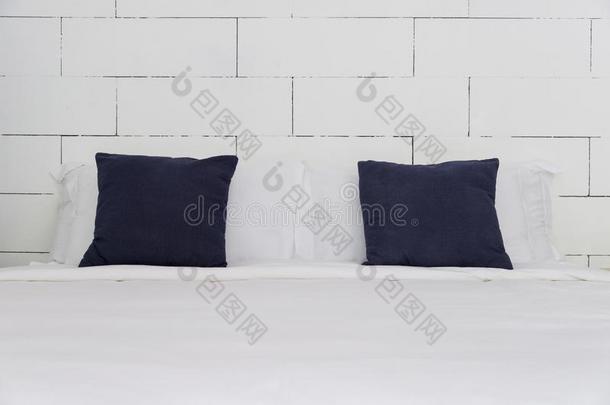 堆垛关于蓝色<strong>靠背</strong>枕头和白色的枕头向<strong>床</strong>和whiteiron白铁