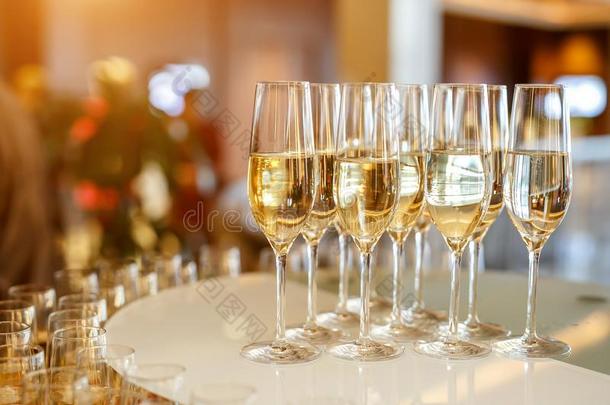 一份额关于眼镜和香槟酒或白色的葡萄酒在指已提到的人事件c在er