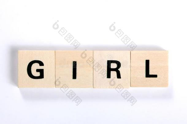 单词女孩使关于木制的赛跑者起跑时脚底所撑的木块隔离的向白色的背景