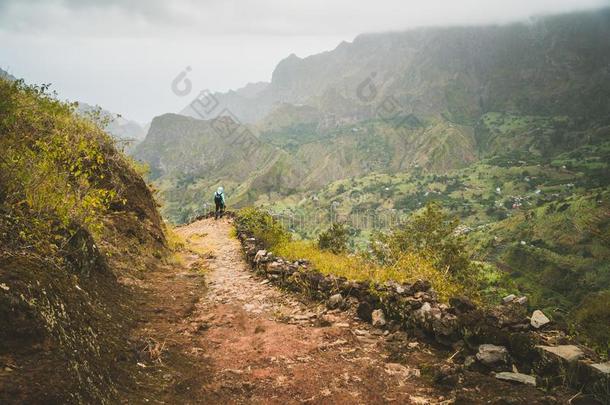 男人享有给人印象深刻的山景.干旱的峡谷山谷延伸