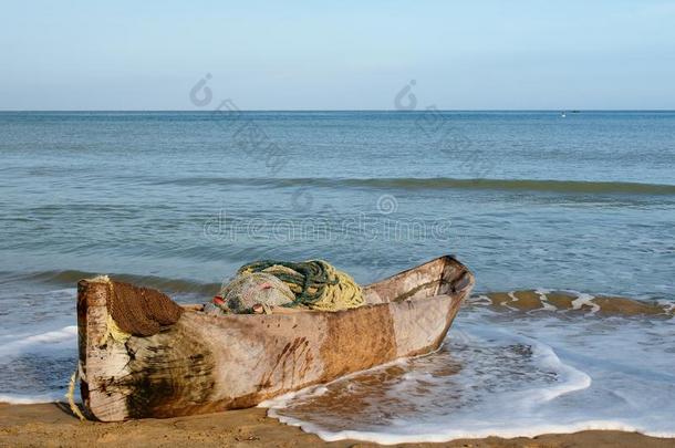 哥伦比亚人海滩和老的木制的独木舟独木舟