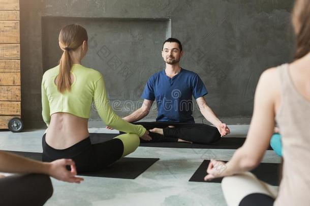 组和瑜伽指导者采用健康俱乐部