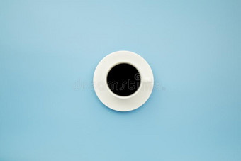 黑的咖啡豆采用白色的杯子向蓝色黑地彩色粉笔方式科普斯图片